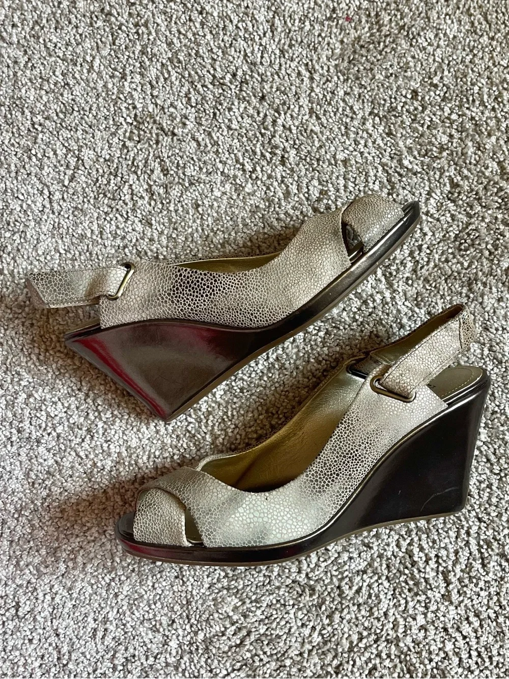 Women's Open Toe Kenneth Cole Reaction Silver Gold Metallic Wedges Size 7.5